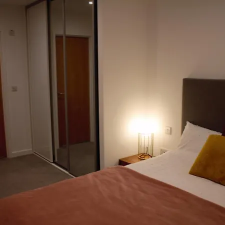 Whats She Want-- 2beds 2bath * Birmingam